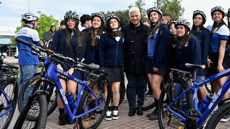 Claudio Poggi posa con estudiantes junto a bicicletas TuBi durante la entrega en Santa Rosa del Conlara.
