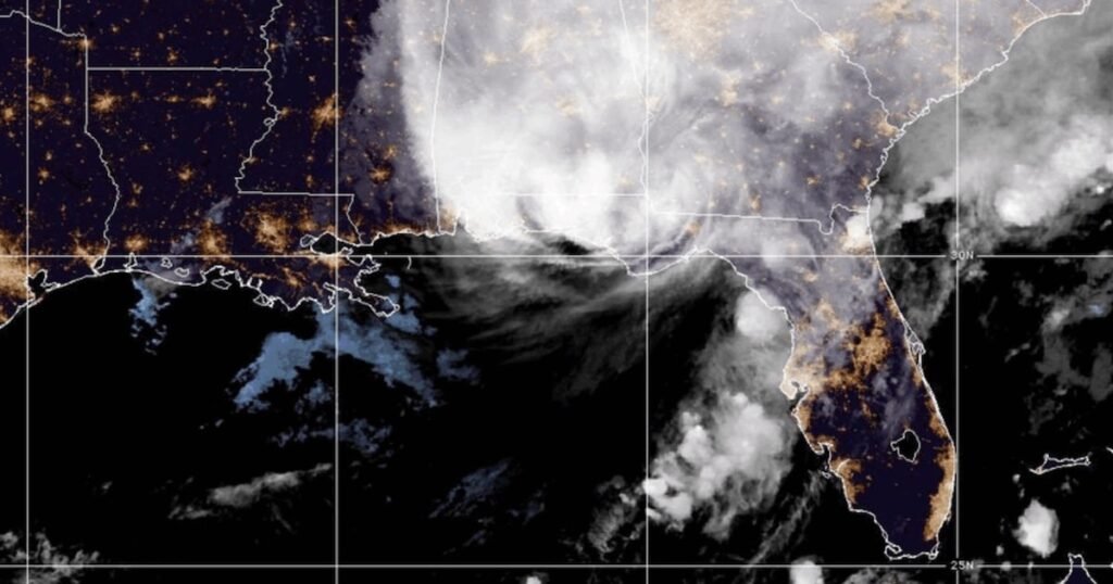 Imagen satelital de archivo de un sistema de tormentas sobre el sureste de Estados Unidos, como contexto de las inundaciones asociadas a Isaías.