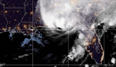 Imagen satelital de archivo de un sistema de tormentas sobre el sureste de Estados Unidos, como contexto de las inundaciones asociadas a Isaías.