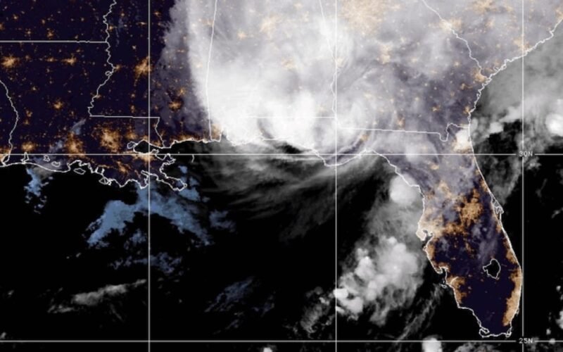 Imagen satelital de archivo de un sistema de tormentas sobre el sureste de Estados Unidos, como contexto de las inundaciones asociadas a Isaías.