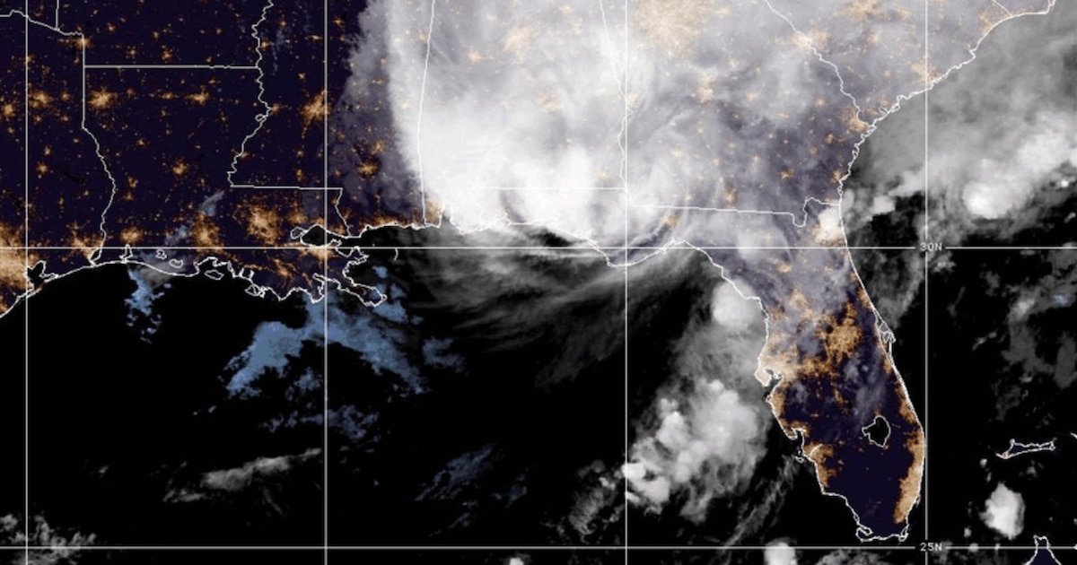 Imagen satelital de archivo de un sistema de tormentas sobre el sureste de Estados Unidos, como contexto de las inundaciones asociadas a Isaías.
