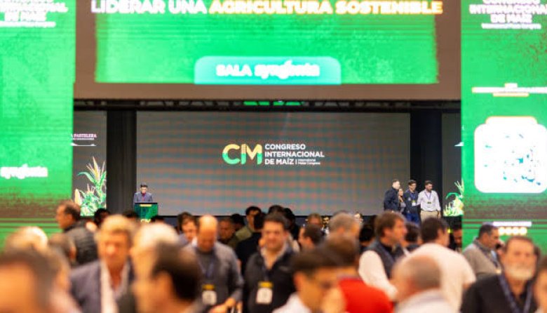 Imagen de archivo del Congreso Internacional de Maíz, con asistentes frente al escenario.