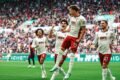 Robin Fellhauer y sus compañeros del Augsburg celebran el gol ante el Bayern Múnich.