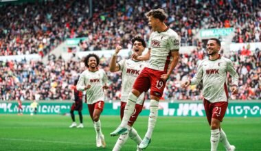 Robin Fellhauer y sus compañeros del Augsburg celebran el gol ante el Bayern Múnich.