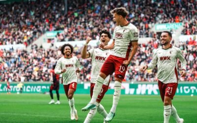 Robin Fellhauer y sus compañeros del Augsburg celebran el gol ante el Bayern Múnich.