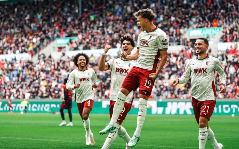 Robin Fellhauer y sus compañeros del Augsburg celebran el gol ante el Bayern Múnich.