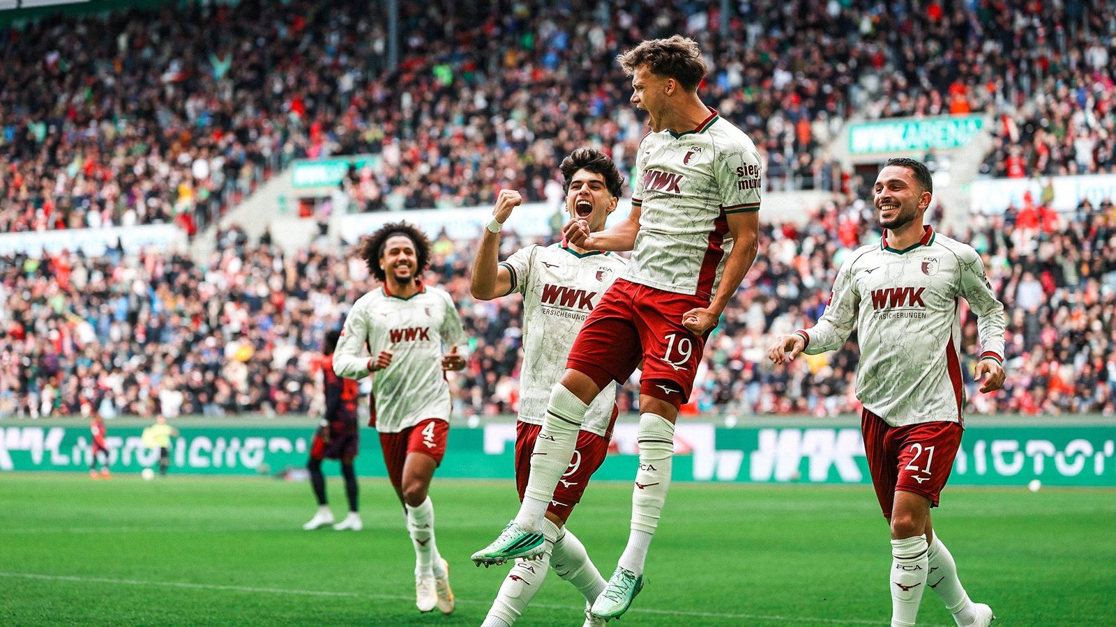 Robin Fellhauer y sus compañeros del Augsburg celebran el gol ante el Bayern Múnich.