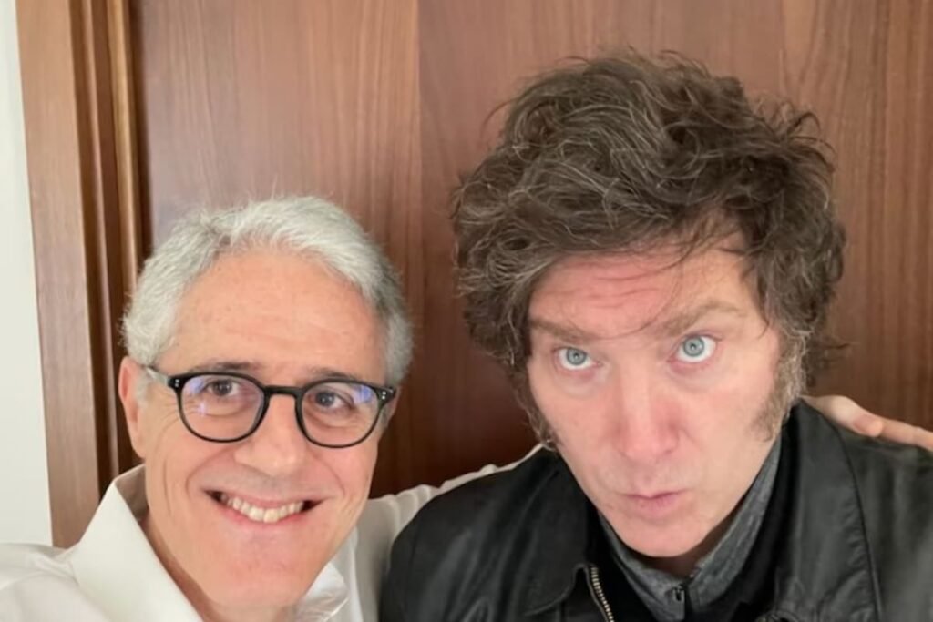 Imagen contextual de Alberto Ades junto a Javier Milei en una selfie.
