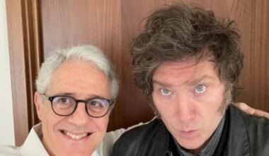 Imagen contextual de Alberto Ades junto a Javier Milei en una selfie.