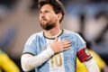 Lionel Messi, con la camiseta de Argentina, se lleva una mano al pecho durante el partido ante Benín.