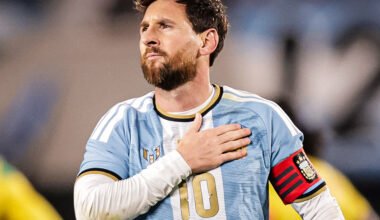 Lionel Messi, con la camiseta de Argentina, se lleva una mano al pecho durante el partido ante Benín.
