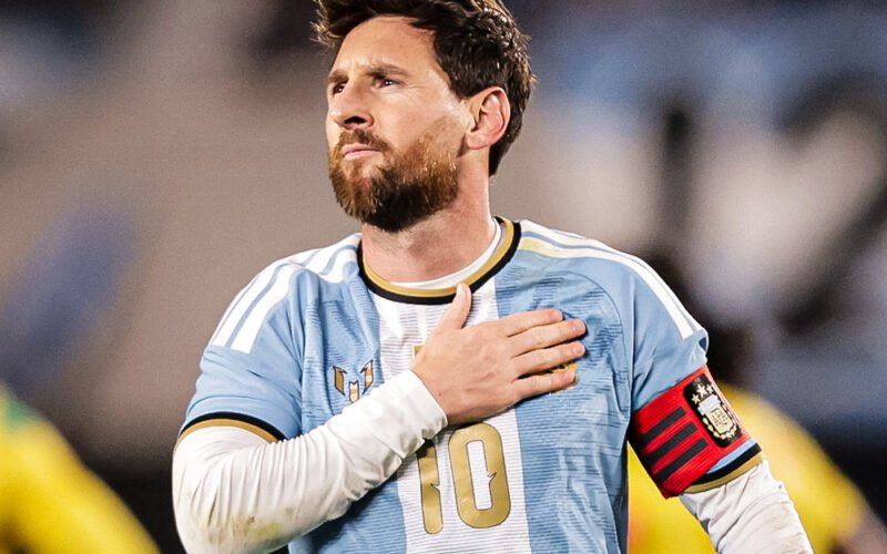 Lionel Messi, con la camiseta de Argentina, se lleva una mano al pecho durante el partido ante Benín.