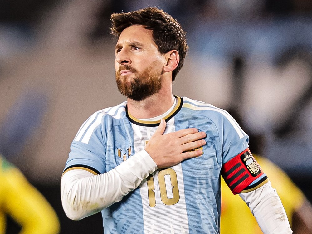 Lionel Messi, con la camiseta de Argentina, se lleva una mano al pecho durante el partido ante Benín.