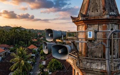 Imagen contextual de altavoces instalados en una torre de mezquita, vinculados al tema de las alertas sísmicas.