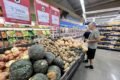 Imagen contextual de alimentos y carteles de precios en un supermercado.