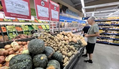 Imagen contextual de alimentos y carteles de precios en un supermercado.