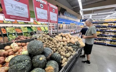 Imagen contextual de alimentos y carteles de precios en un supermercado.
