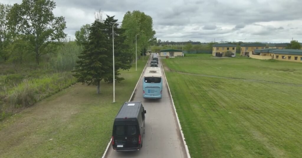 Imagen contextual del predio penitenciario, con vehículos circulando por un camino entre edificios.
