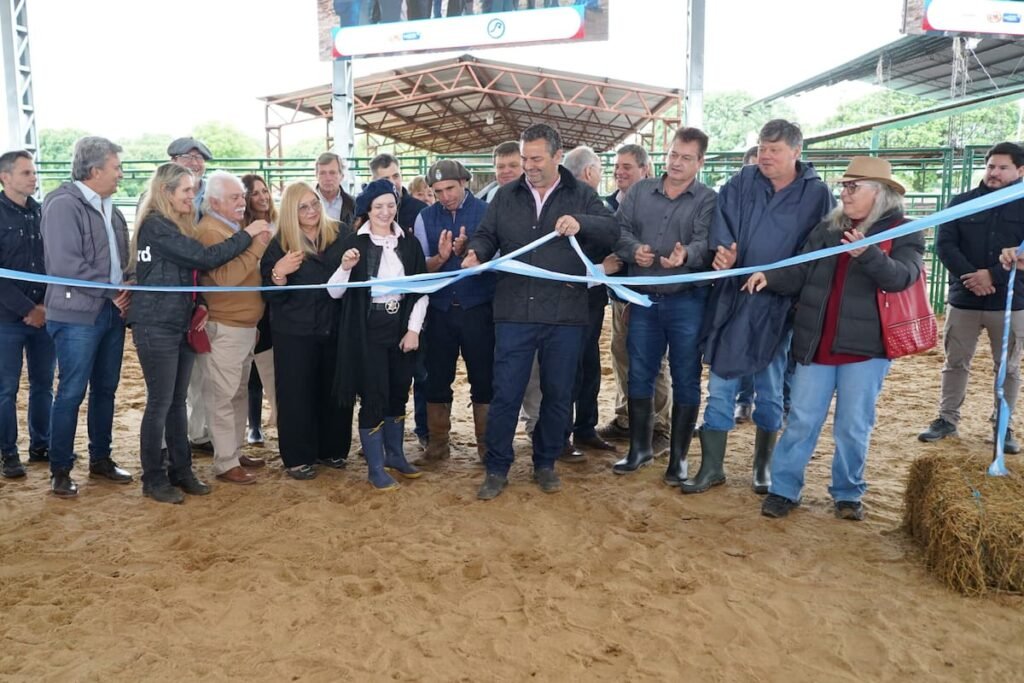 Autoridades y dirigentes del sector ganadero cortan la cinta durante la inauguración de la Nacional Primavera Braford en Chaco.
