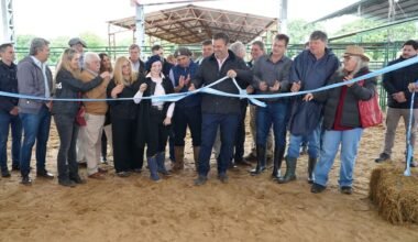 Autoridades y dirigentes del sector ganadero cortan la cinta durante la inauguración de la Nacional Primavera Braford en Chaco.