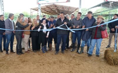 Autoridades y dirigentes del sector ganadero cortan la cinta durante la inauguración de la Nacional Primavera Braford en Chaco.