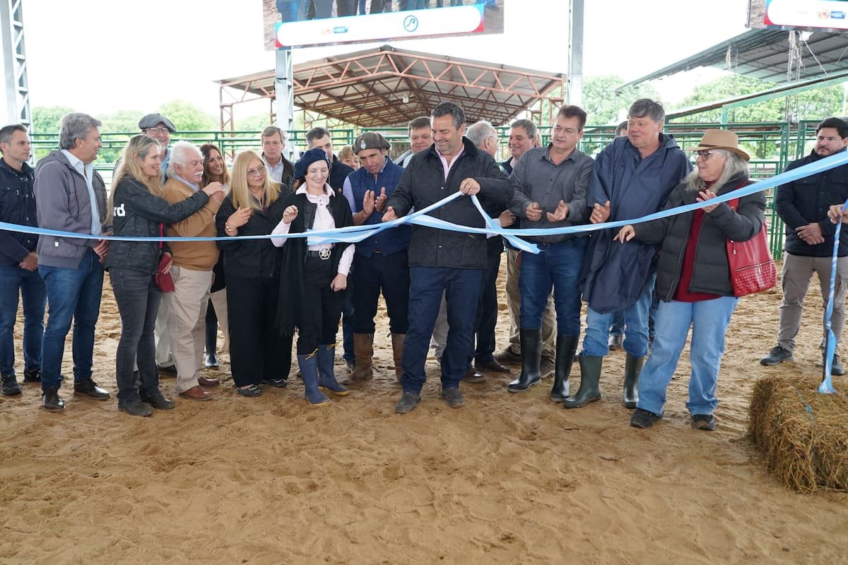 Autoridades y dirigentes del sector ganadero cortan la cinta durante la inauguración de la Nacional Primavera Braford en Chaco.
