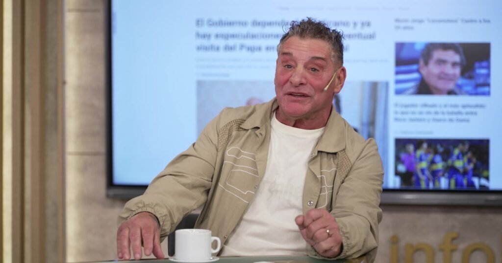 El Turco García sentado durante una entrevista.