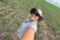 Rosaura María Kotik, profesional del agro, posa en un cultivo.