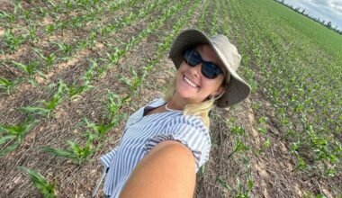 Rosaura María Kotik, profesional del agro, posa en un cultivo.