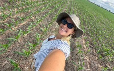 Rosaura María Kotik, profesional del agro, posa en un cultivo.