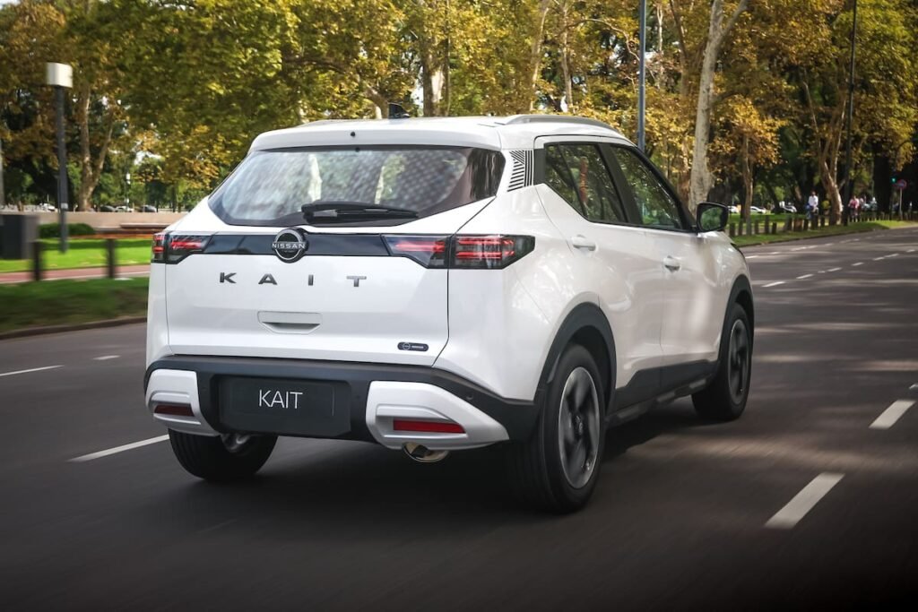 Un Nissan KAIT circula por una calle; imagen de archivo, no relacionada con el anuncio de los acuerdos.