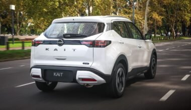 Un Nissan KAIT circula por una calle; imagen de archivo, no relacionada con el anuncio de los acuerdos.