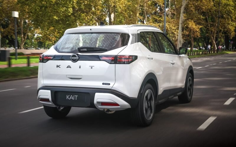 Un Nissan KAIT circula por una calle; imagen de archivo, no relacionada con el anuncio de los acuerdos.