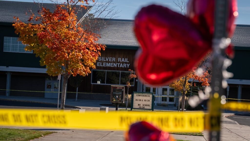 Imagen contextual de la escuela primaria Silver Rail, con un memorial y cinta policial frente al edificio.