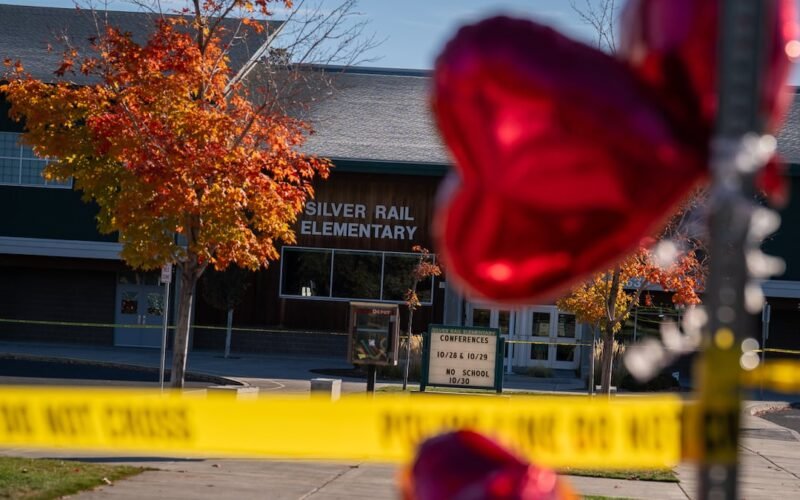 Imagen contextual de la escuela primaria Silver Rail, con un memorial y cinta policial frente al edificio.