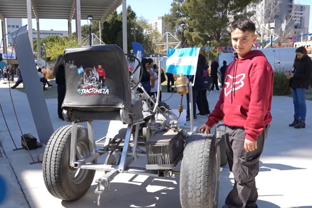 Thiago Príncipe junto a la tractoneta que construyó.