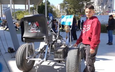 Thiago Príncipe junto a la tractoneta que construyó.