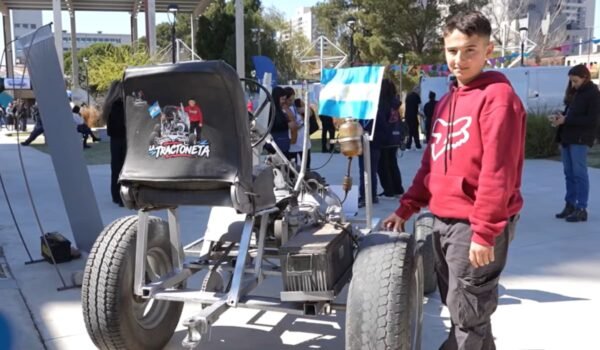 Thiago Príncipe junto a la tractoneta que construyó.
