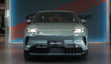 El Porsche Cayenne eléctrico, visto de frente durante su presentación en Argentina.