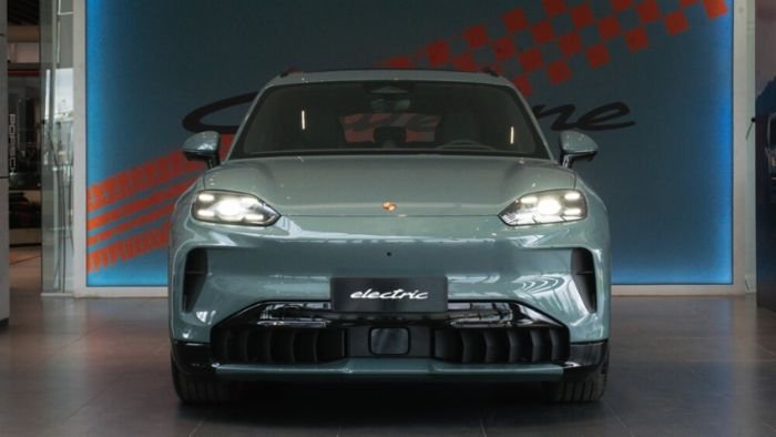 El Porsche Cayenne eléctrico, visto de frente durante su presentación en Argentina.