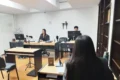 Imagen contextual de una audiencia en una sala judicial.