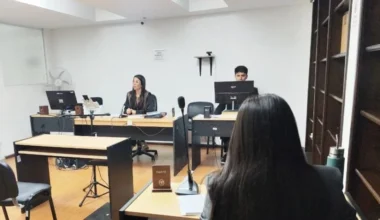 Imagen contextual de una audiencia en una sala judicial.