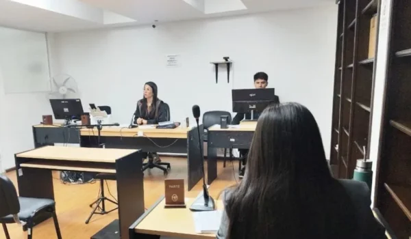 Imagen contextual de una audiencia en una sala judicial.