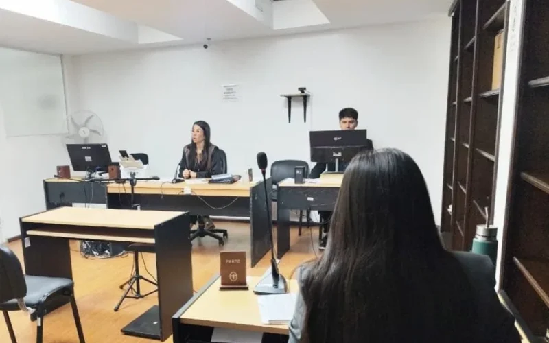 Imagen contextual de una audiencia en una sala judicial.