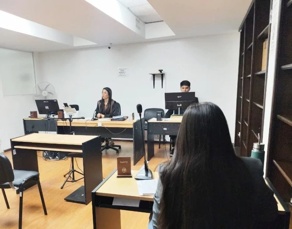 Imagen contextual de una audiencia en una sala judicial.
