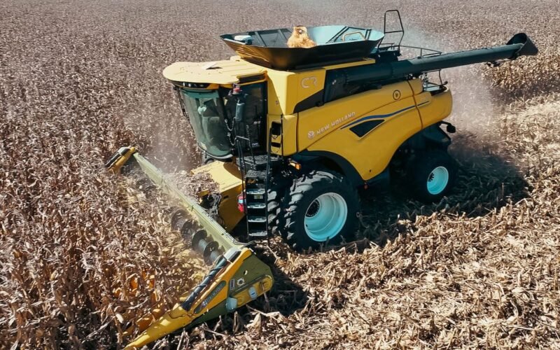 Imagen contextual de una cosechadora trabajando en un cultivo.