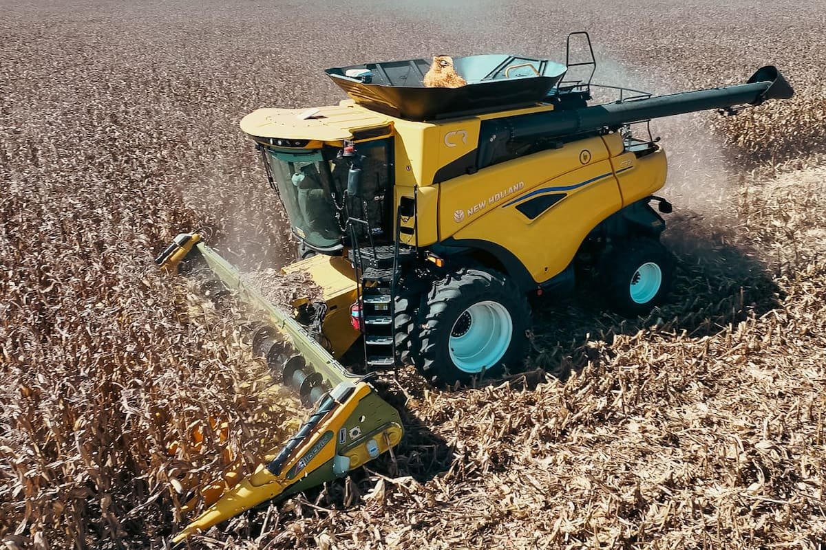 Imagen contextual de una cosechadora trabajando en un cultivo.