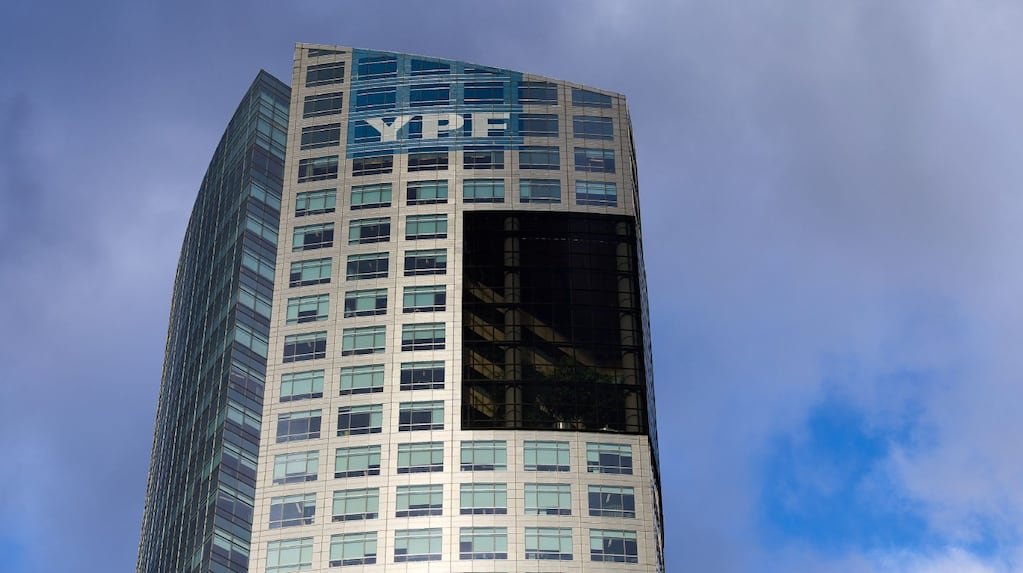 Imagen de archivo del edificio de YPF, como referencia contextual al caso.