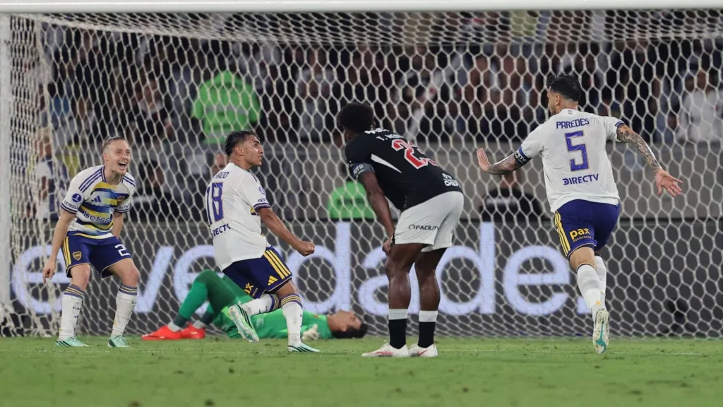 Jugadores de Boca celebran una jugada de gol ante Vasco da Gama durante el partido en el Maracaná.