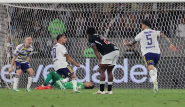 Jugadores de Boca celebran una jugada de gol ante Vasco da Gama durante el partido en el Maracaná.